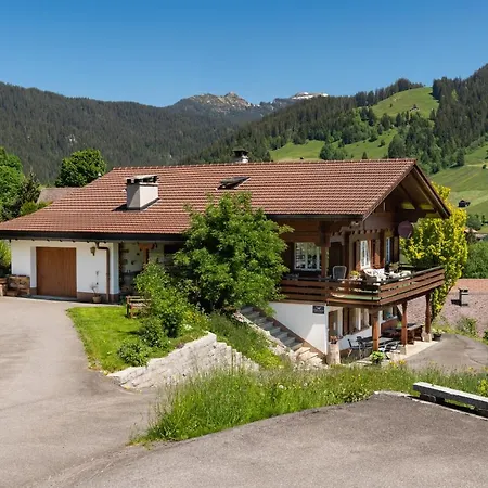 Artemis Im Grunen Mit Bergblick * Habkern
